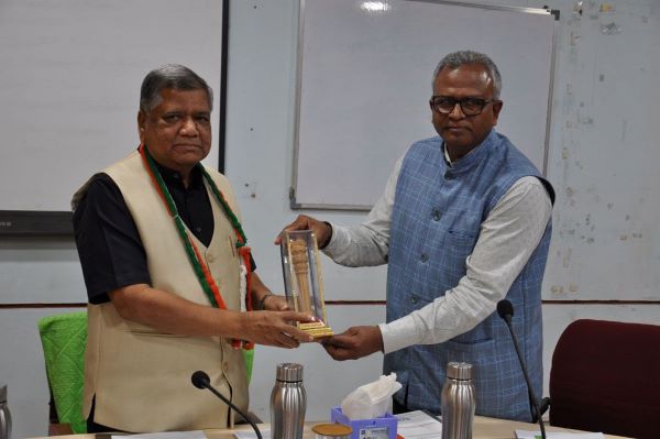 Dr. Basavaprabhu Jirli, Director, CMDR welcomed Shri. Jagadeesh Shetter,  and presented a brief account of CMDR